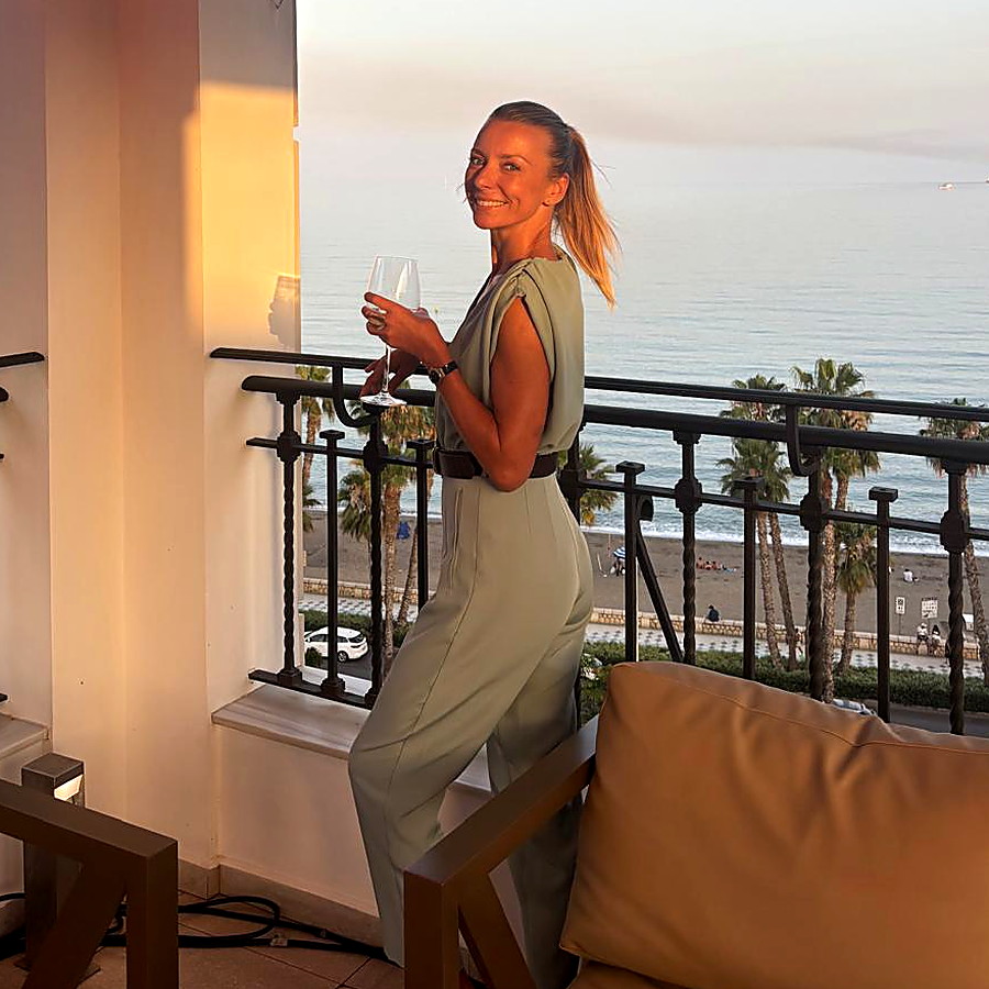Anna, koordynatorka MálagaBachata, na tarasie z widokiem na plażę w Maladze